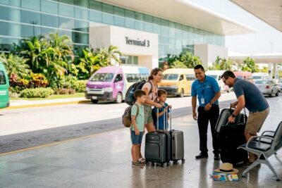 Cancún airport shuttle vehicles and business travelers